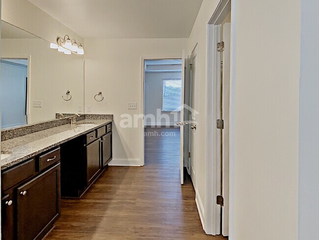 Building Photo - 433 Charity Ln