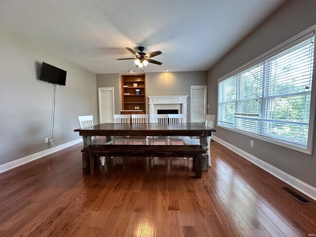 Building Photo - 2625 S Stratford Dr