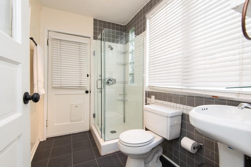 Building Photo - 2001 1/2 Pinehurst Rd