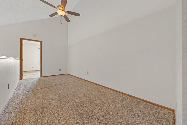 Building Photo - Spacious 3BR/3BA Condo w/ Loft & Vaulted Ceilings!