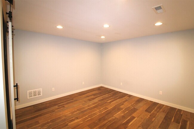 Building Photo - 221 Pecan Bluffs Dr