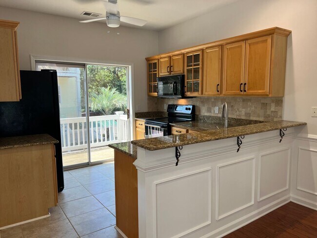 Building Photo - Beautiful Home, Mid-Island in Yacht Cove!