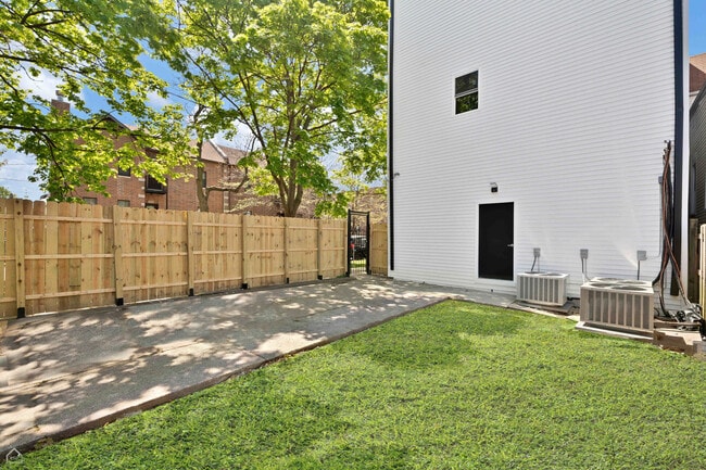 Building Photo - 2901 N Sacramento Ave