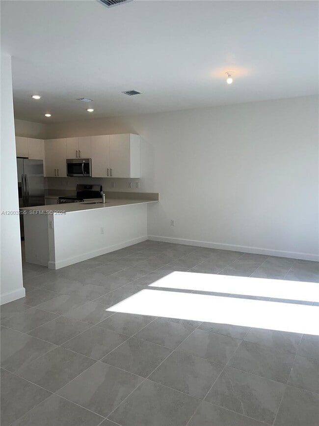 Building Photo - 2679 SE 25th Ter