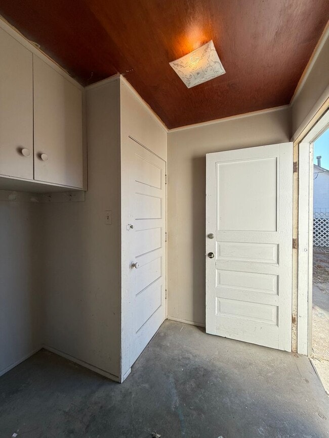 Building Photo - 2 Bedroom Home in a Quiet East End Location