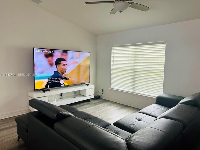 Building Photo - 2524 NE 5th Ave