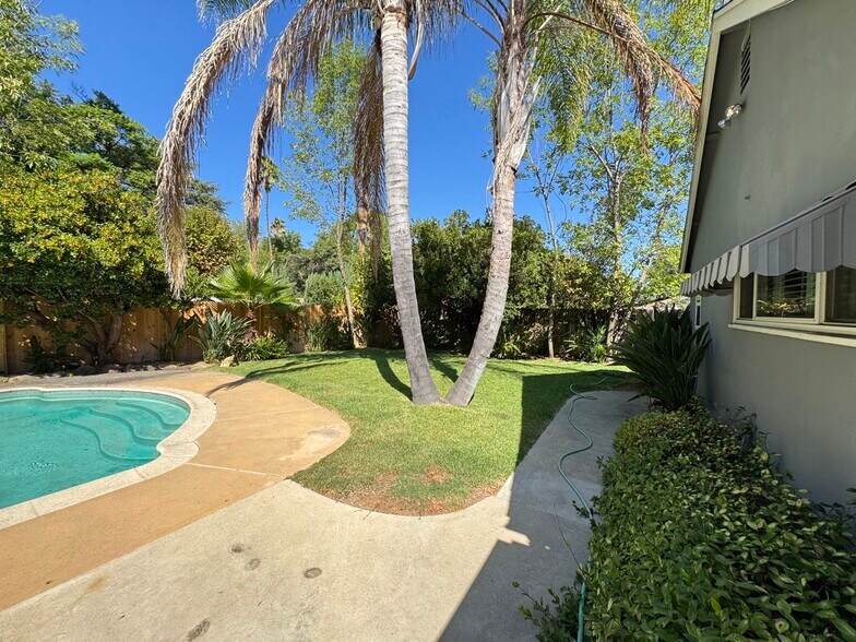 Building Photo - 3957 Woodfield Dr