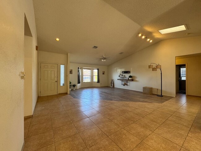 Building Photo - 2660 Ridge Crest St