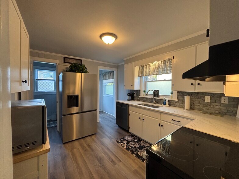 Building Photo - 18 Deland Park a