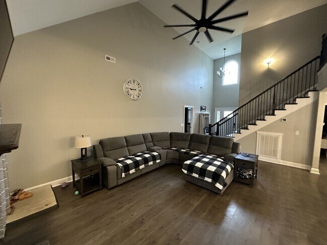 Building Photo - 4 Bedroom 3 Bathroom Home with Bonus Room!