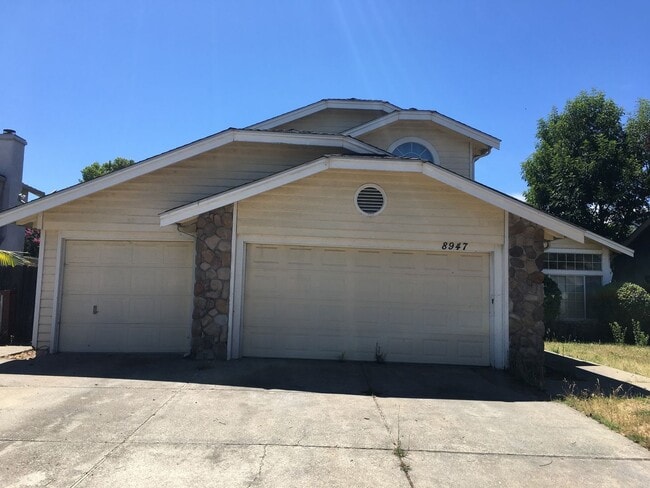 Building Photo - Spacious 2 Story Home, 1/2 Off The First Months Rent