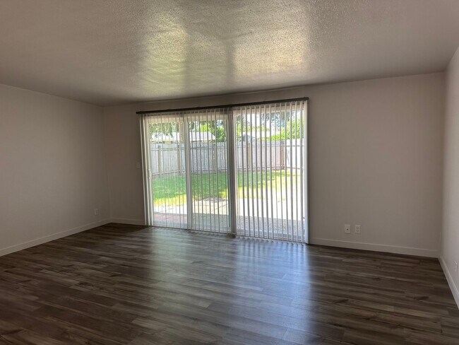 Building Photo - Beautifully updated 2 bedroom 1 bath duplex in a great neighborhood!