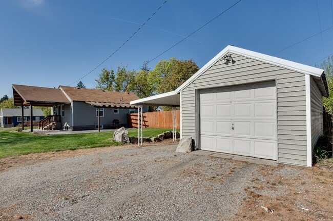 Building Photo - COMING SOON !!! Shadle Park 3 Bedroom 2 Bath Home near Garland district
