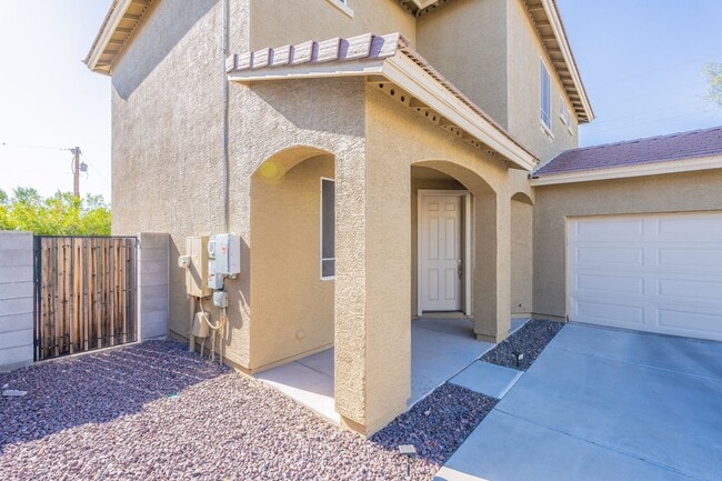 Building Photo - Spacious 4 Bed 2.5 Ba in Gated Community