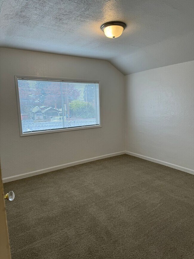 Building Photo - Large 4 bedroom, 1.5 bathroom farm house on River Rd!