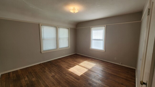 Building Photo - Charming 2 bed, 1 bath Townhome -  ASK ABO...