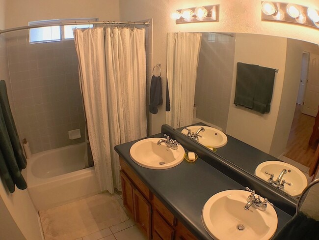 Building Photo - East El Paso 3 bed Refrig A/C