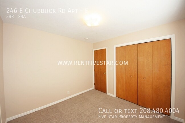 Building Photo - Large Apartment with Gorgeous Vaulted Ceil...