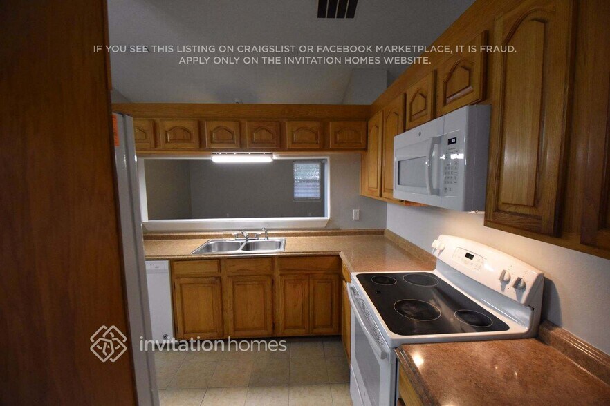 Building Photo - 2139 Lady Di Ln