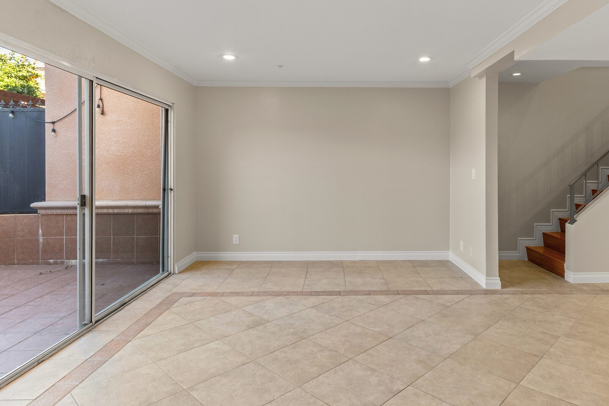 Building Photo - 321 W Dryden St