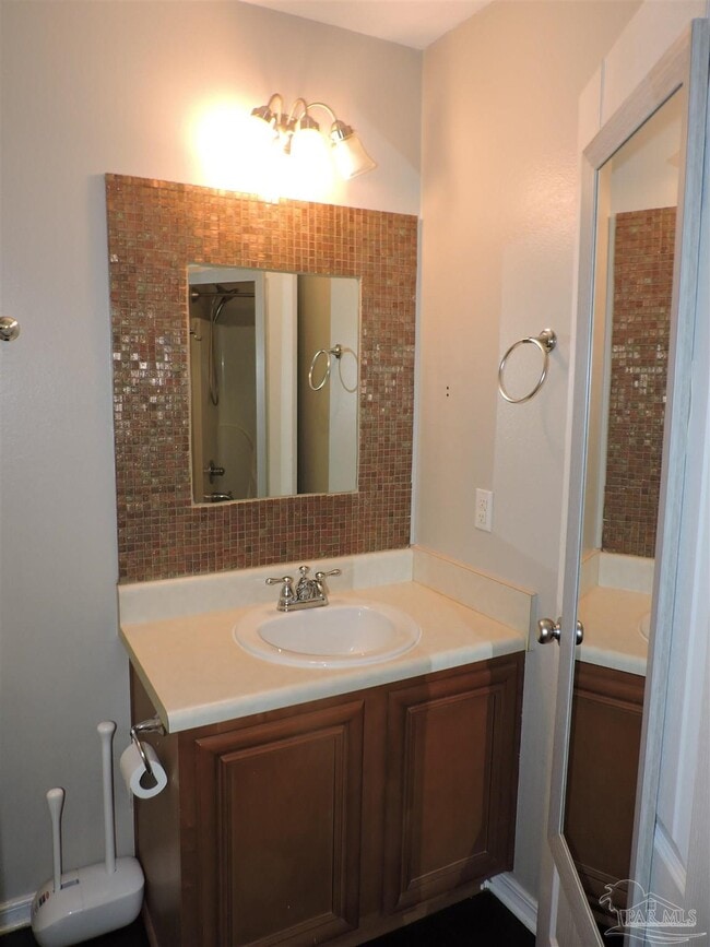 Building Photo - 147 Creekview Dr