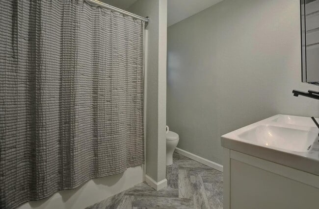 Building Photo - 870 E Empire St