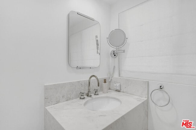 Building Photo - 2121 El Roble Ln