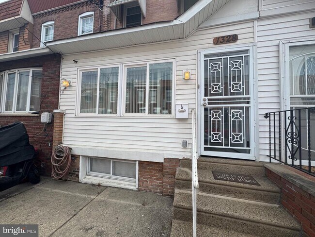 Building Photo - 1328 S 29th St