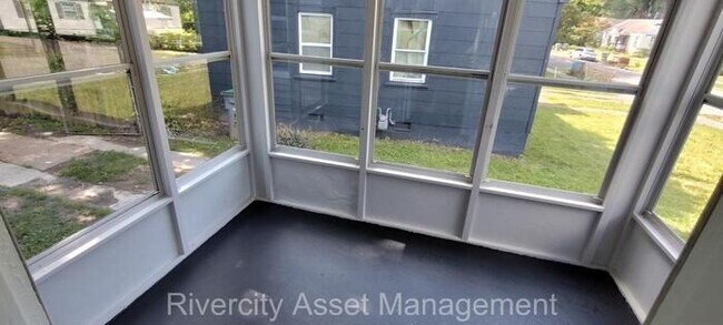 Building Photo - Berclair Gem with a BONUS ROOM!!!!!! Secti...