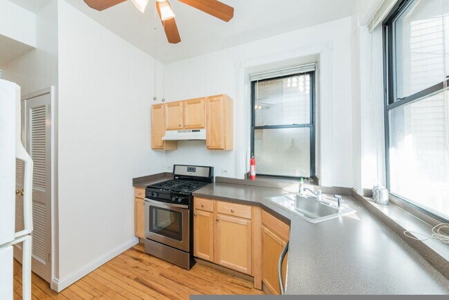 Building Photo - 907 W Addison St
