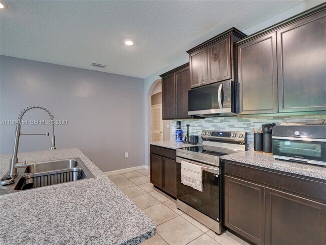 Building Photo - 808 Old Country Rd S E