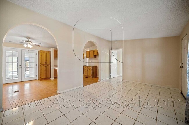 Building Photo - Charming 4 Bed/2.5 Bath Home With Spacious Backyard And Gated Entrance!