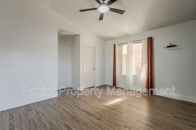 Building Photo - 13930 W Country Gables Dr
