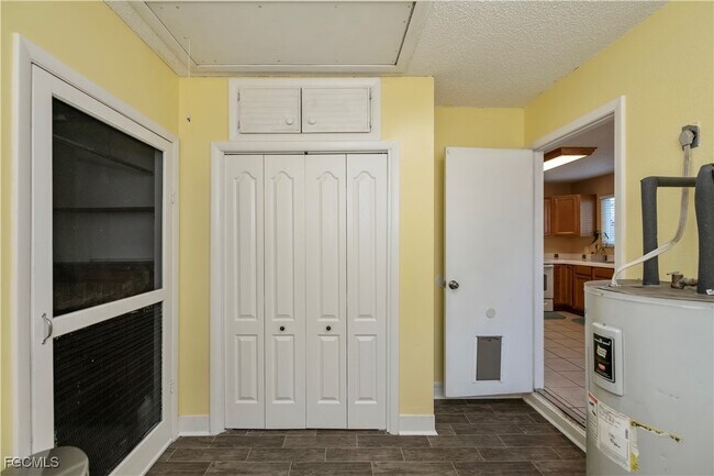 Building Photo - 4001 E Sunflower Cir