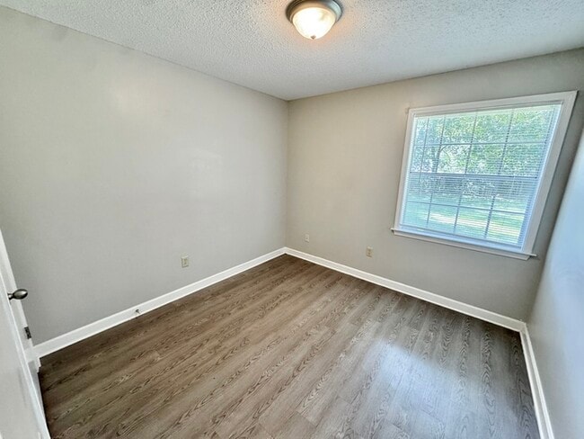 Building Photo - 5595 Briarwood Dr