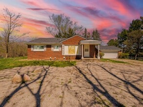Building Photo - Spacious 3BR Home with Expansive 1-Acre Lot!