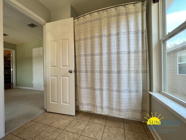 Building Photo - Impeccable 3 Bedroom Home in Shalimar!