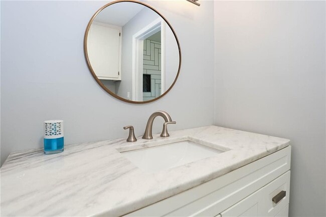 Building Photo - 667 Tara Cir SE