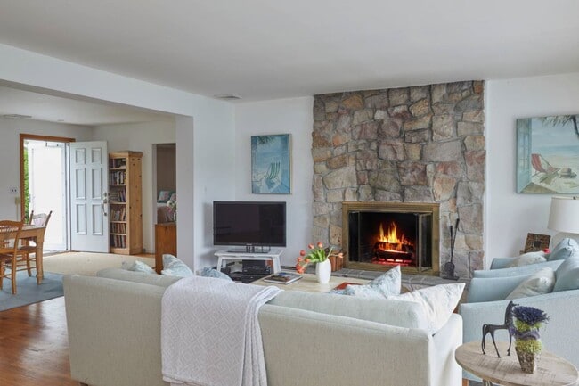 Building Photo - 53 Far Pond Rd