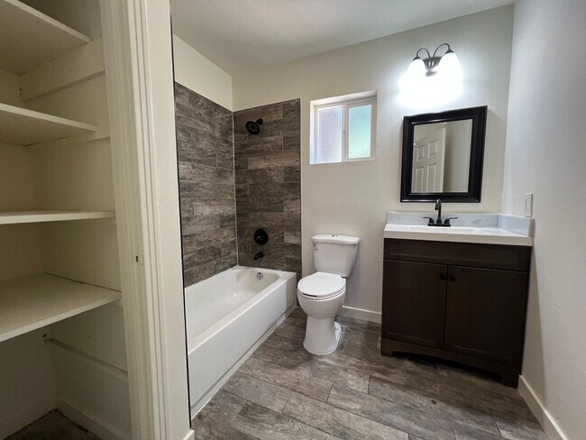 Building Photo - Beauitfully upgraded 3 Bedroom on large lot!