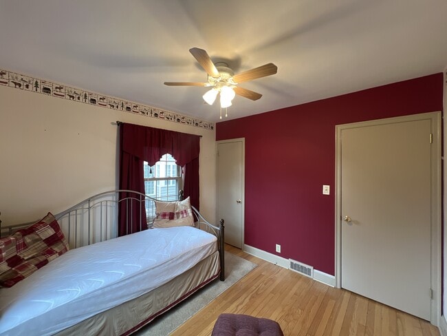 Building Photo - 1131 Colonial Dr E