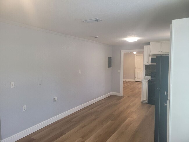 Building Photo - 1320 S Oleander Ave