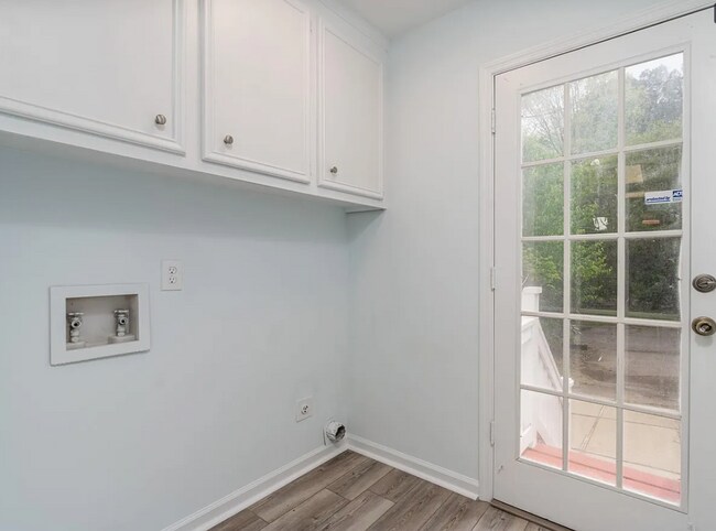 Building Photo - Gorgeous Renovated Home with Modern Finishes & Gated Community Amenities