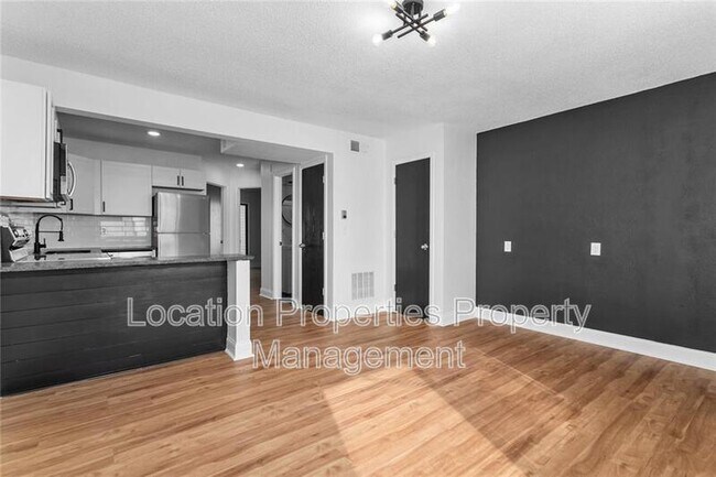 Building Photo - 1502 W 25th Ct