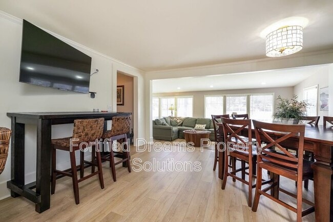 Building Photo - 395 Lake Dr