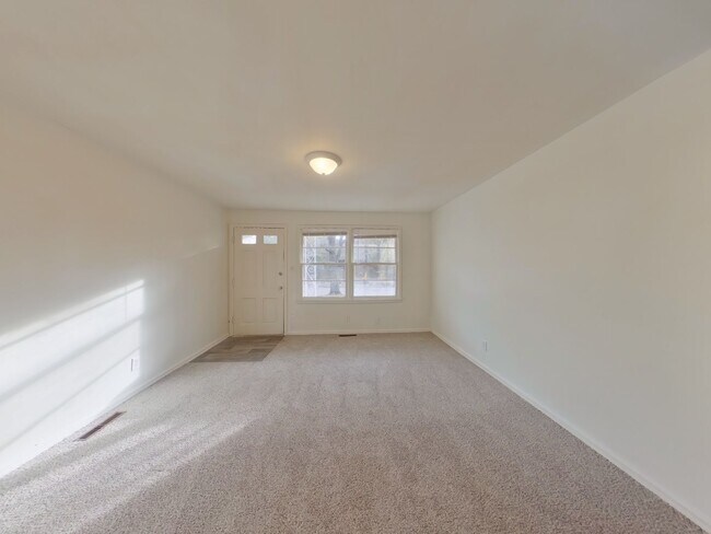 Building Photo - 3 Bedroom House