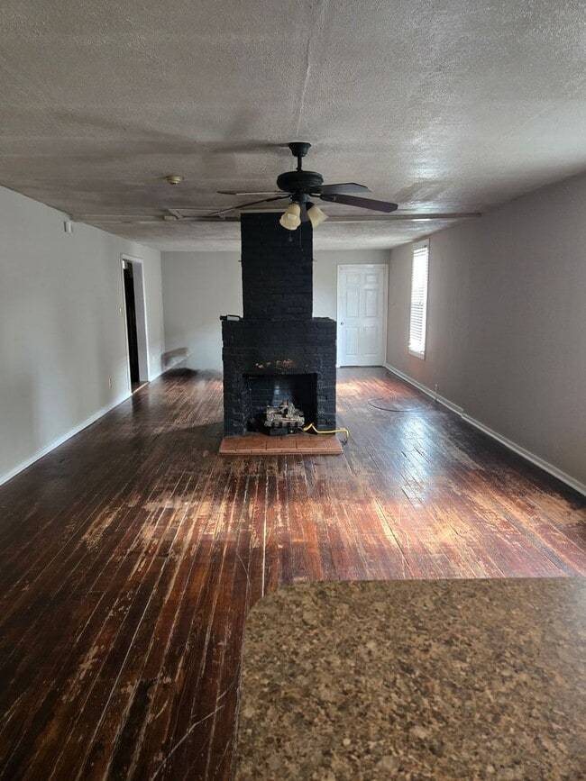 Building Photo - FOR RENT centrally located and convenient to Downtown! Available NOW!