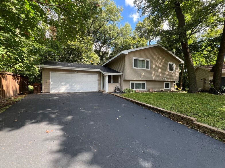 4 bed, 2 bath, 2 car attached - 6811 Balsam Ln N