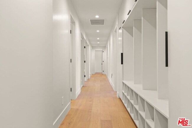 Building Photo - 17620 Camino De Yatasto