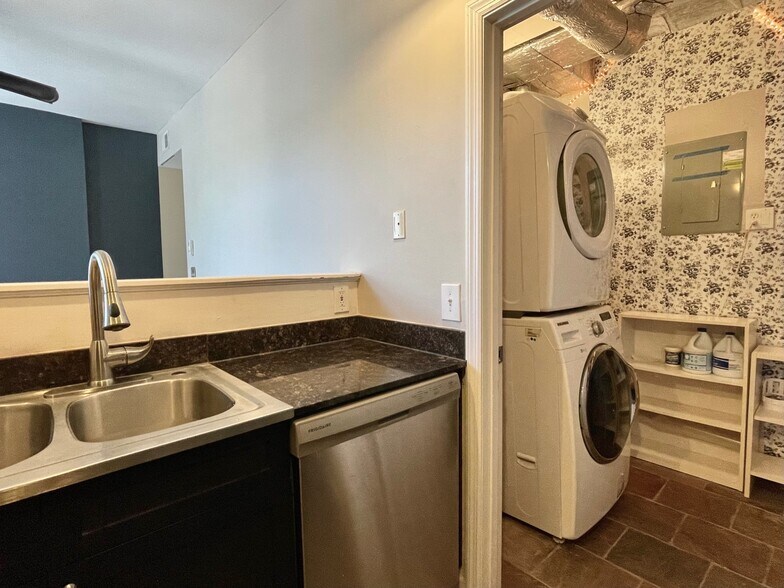Building Photo - 4139 Castleman Ave 2W